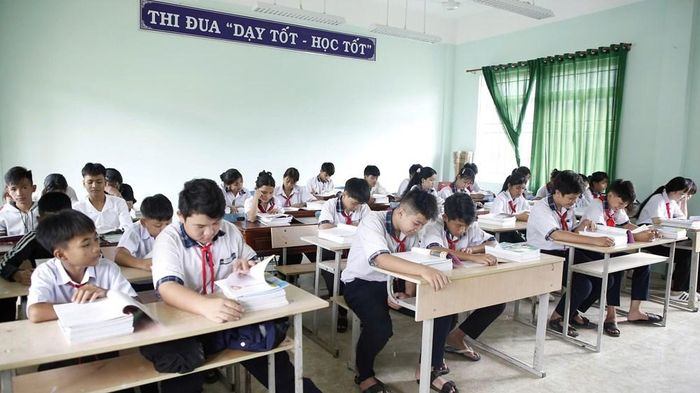 Việc hỗ trợ sách giáo khoa góp phần giúp học sinh vùng khó tự tin bước vào năm học mới