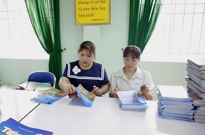 Sách giáo khoa được chuẩn bị đầy đủ cho học sinh từ lớp 1 đến lớp 9 trên địa bàn xã Sơn Tây Thượng