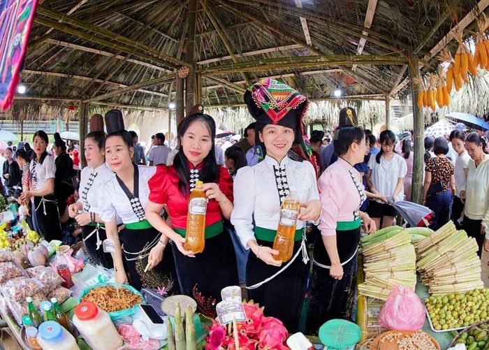 Phát biểu tại lễ khai mạc, ông Đặng Ngọc Hậu, Phó Chủ tịch UBND tỉnh Sơn La đề nghị địa phương từng bước xây dựng chợ phiên mang nét riêng, ưu tiên những sản phẩm đặc trưng, bảo đảm chất lượng, nông sản sạch và sản phẩm OCOP. Ông cũng lưu ý xã cần chú trọng xây dựng thương hiệu, nhãn mác, niêm yết giá, truy xuất nguồn gốc; đẩy mạnh chuyển đổi số trong quảng bá, tiêu thụ sản phẩm; đồng thời gắn chợ phiên với các hoạt động văn hóa, trò chơi dân gian và du lịch trải nghiệm