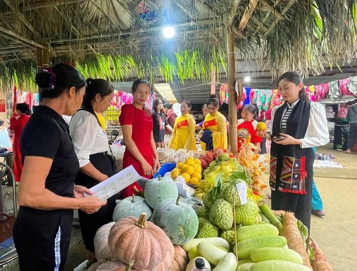 Ngay từ sáng sớm, người dân từ các bản đã đổ về khu vực chợ phiên. Trong những bộ trang phục truyền thống nhiều màu sắc, bà con mang theo nông sản, sản vật địa phương, hòa vào không khí mua bán, giao lưu và các hoạt động cộng đồng chào mừng Quốc khánh 2.9