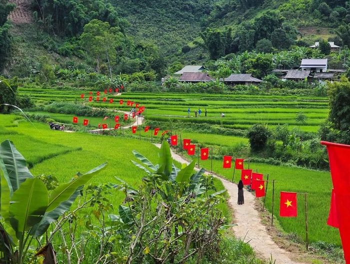 Nhiều điểm trải nghiệm, check-in cũng được bố trí như “Tổ quốc trong tim”, cổng chào “Bản cổ Bó Nguồng”, “Đường lúa Bó Nguồng”, “Cây xương rồng cổ”, kết nối với Nông trại A Chaư và trải nghiệm cà phê bản địa