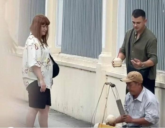 Hai vị khách miễn cưỡng mua 2 quả dừa với giá 150.000 đồng (Ảnh cắt từ clip)