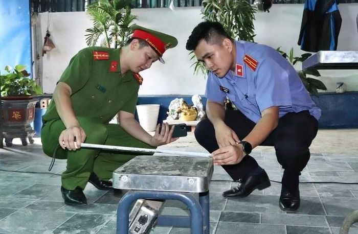 Lực lượng chức năng kiểm tra các thiết bị, máy móc dùng sản xuất bánh cuốn. Ảnh: Cao Thiên