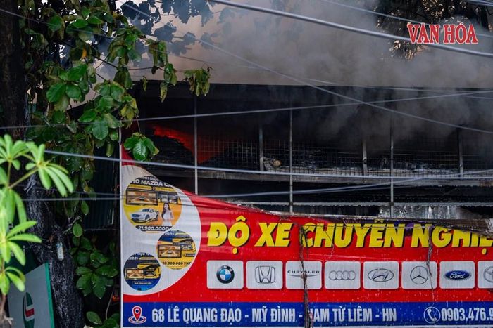 Bên trong khu nhà xưởng có nhiều loại vật liệu dễ bắt cháy