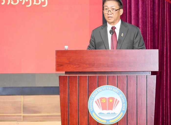 Ông Bun Lươm Mạ-ni-vông, Bí thư Tỉnh ủy, Chủ tịch HĐND tỉnh, Trưởng Đoàn đại biểu Quốc hội tỉnh Luông Pha Băng (Lào) phát biểu tại sự kiện