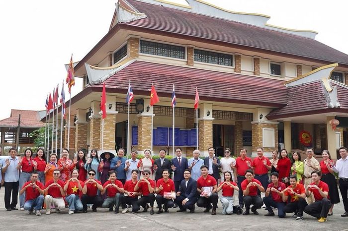 Tổng Lãnh sự quán Việt Nam tại Khon Kaen Đinh Hoàng Linh chụp ảnh lưu niệm cùng đoàn công tác Nhà hát Kịch Việt Nam và đại diện nhiều đơn vị, doanh nghiệp tại Khu tưởng niệm Chủ tịch Hồ Chí Minh ở Udon Thani