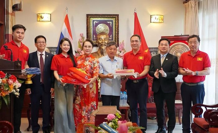 Giám đốc Nhà hát Kịch Việt Nam, NSƯT Kiều Minh Hiếu tặng quà Ban quản lý Khu tưởng niệm Chủ tịch Hồ Chí Minh ở Udon Thani
