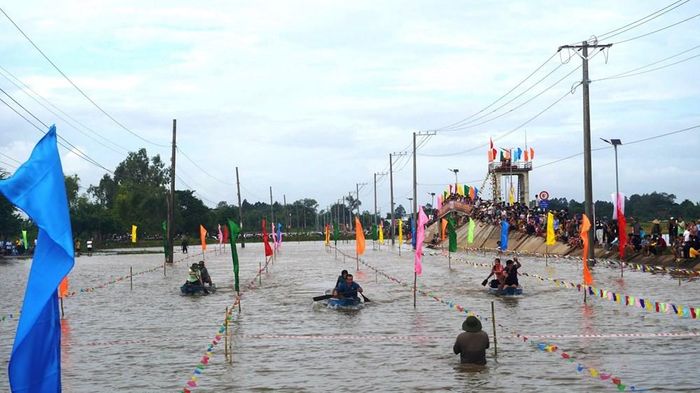 Các vận động viên tranh tài môn đua xuồng dằm đôi nam - nữ