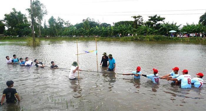 Sôi nổi với môn kéo co dưới nước