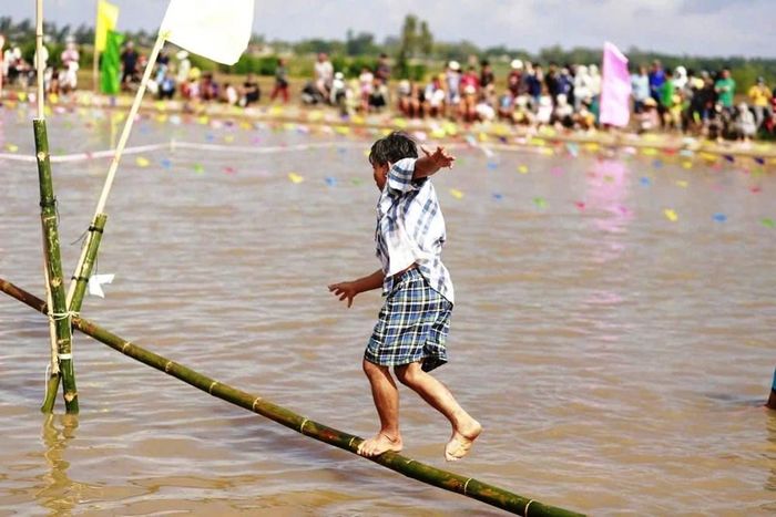 Người dân tham gia trò chơi đi cầu khỉ
