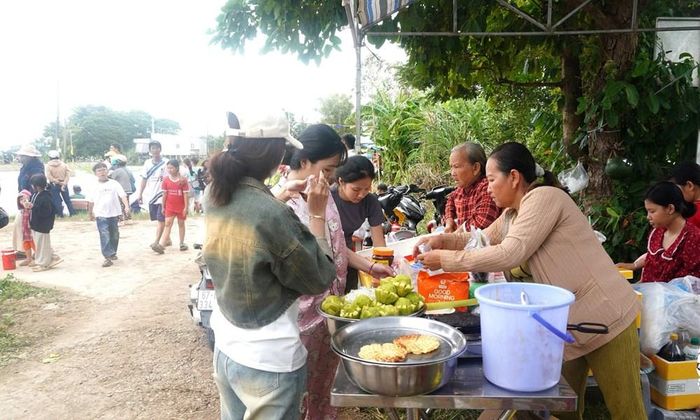 Gian hàng ẩm thực giới thiệu nhiều món ăn dân gian địa phương