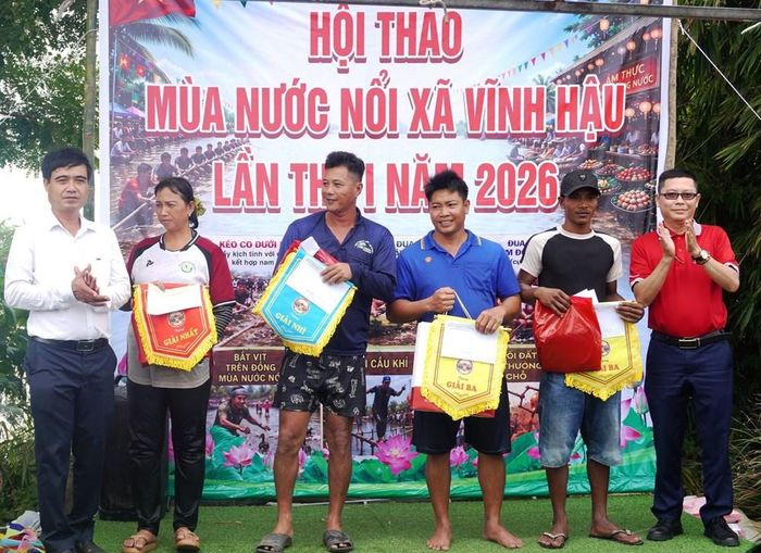 Ban Tổ chức trao giải môn kéo co dưới nước