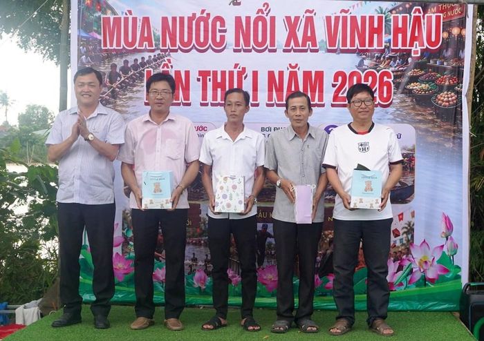 Ban Tổ chức trao trang phục thi đấu cho các đội