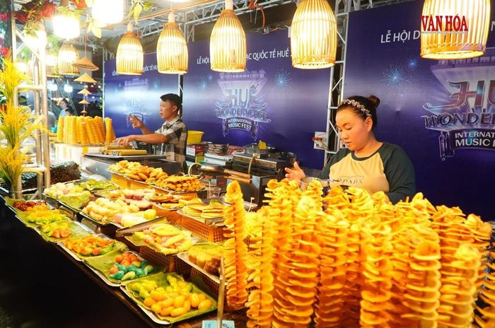 Gian hàng các loại bánh tại Ngày hội Ẩm thực. Ảnh: S.Thùy
