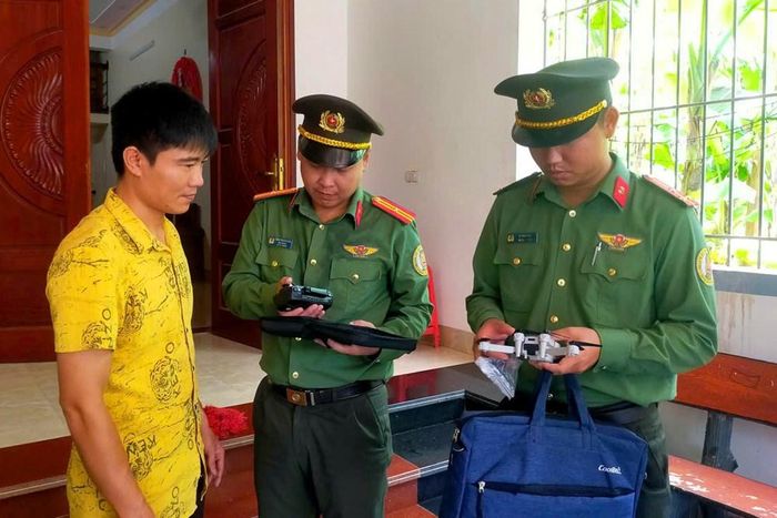 Để bảo đảm an toàn hàng không, anh Nguyễn Văn Hiếu tự giác giao nộp flycam cho lực lượng an ninh Cảng hàng không Thọ Xuân. Ảnh: Công an Thanh Hoá