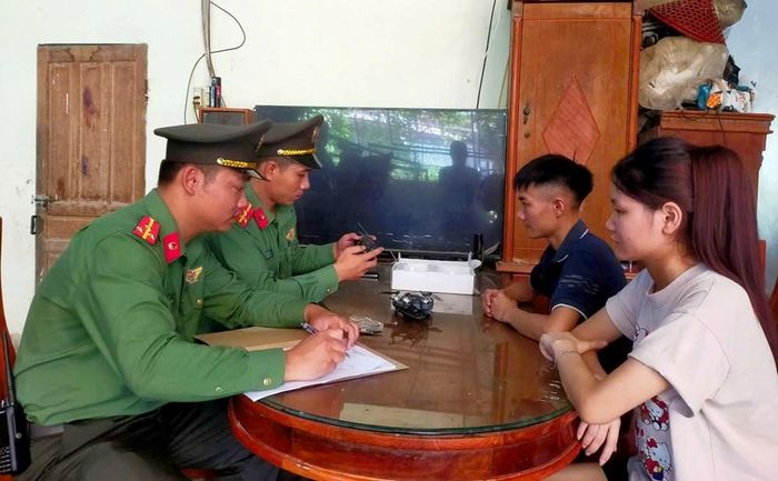 Sau khi được tuyên truyền về các quy định bảo đảm an toàn bay, anh Lê Văn Tuấn tự nguyện giao nộp flycam cho lực lượng chức năng. Ảnh: Công an Thanh Hoá