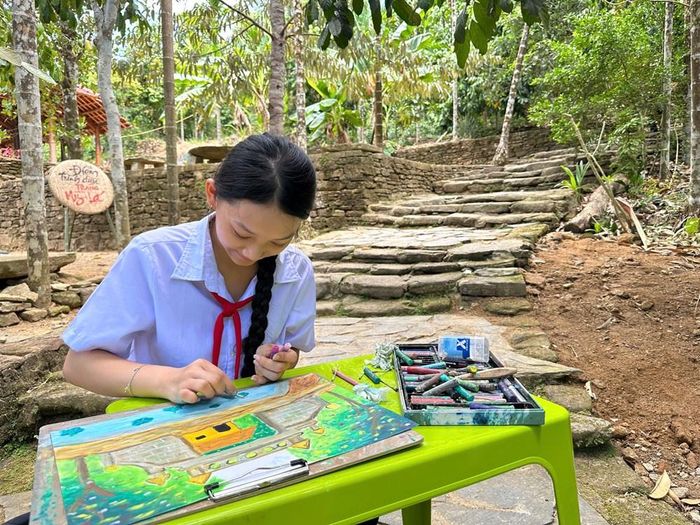 Các bạn trẻ tham gia Hội thi mỹ thuật thiếu nhi trong hội làng 2026