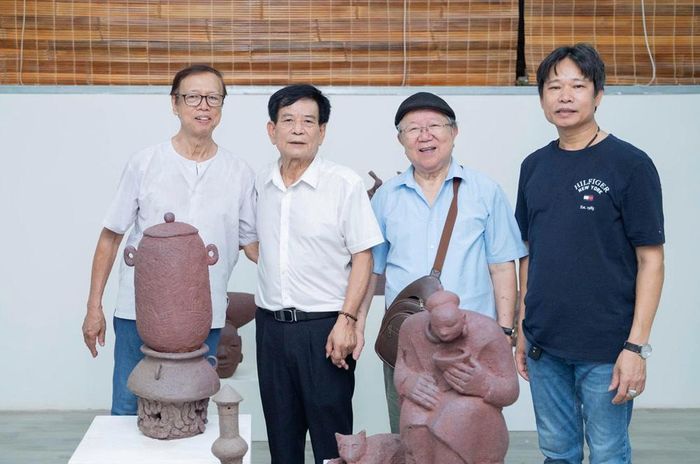 Nhà điêu khắc Nguyễn Lưu (thứ 2 từ trái sang) và các khách mời, nghệ sĩ