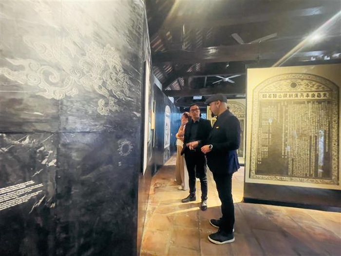 Trưng bày "Sử đá lưu danh" tại Văn Miếu – Quốc Tử Giám đã tái hiện sinh động không gian di sản bằng việc kết hợp trưng bày truyền thống với giải pháp công nghệ số. Ảnh: Tuyết Mai - TTXVN