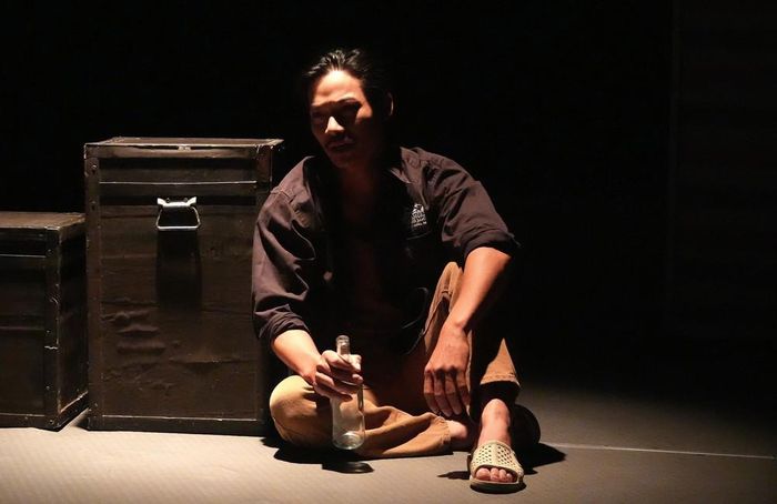 Nghệ sĩ Trần Minh Đăng vào vai Điền trong vở "Tiếng hát nửa đêm" với nhiều cảnh giằng xé nội tâm. Ảnh: Hữu Duyên - TTXVN