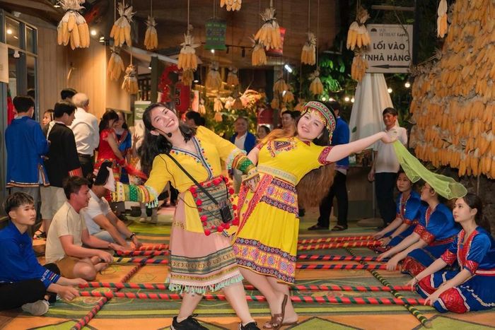 Chương trình biểu diễn văn hóa nghệ thuật vùng miền phục vụ du khách tại một điểm đến ở Thành phố Hồ Chí Minh. Ảnh: Huyền Trang – TTXVN