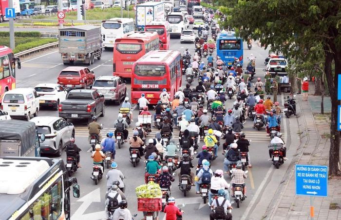 Dòng phương tiện từ TP. Hồ Chí Minh bắt đầu rời thành phố về quê, khiến giao thông tại các cửa ngõ phía Tây trở nên đông đúc. Ảnh: Mạnh Linh - TTXVN