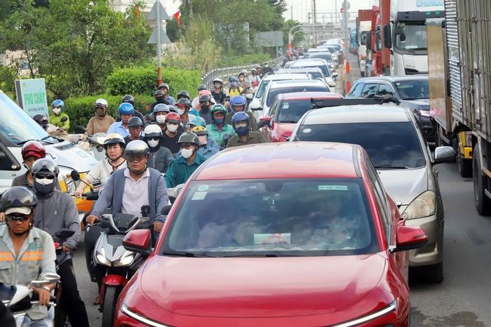 Đường Võ Chí Công ở cửa ngõ phía Đông TP. Hồ Chí Minh ùn ứ kéo dài. Ảnh: Tiến Lực - TTXVN