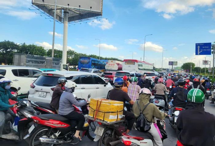 Các phương tiện chủ yếu chở theo hành lý, người dân tranh thủ về quê hoặc đi du lịch trong những ngày nghỉ lễ. Ảnh: Mạnh Linh - TTXVN