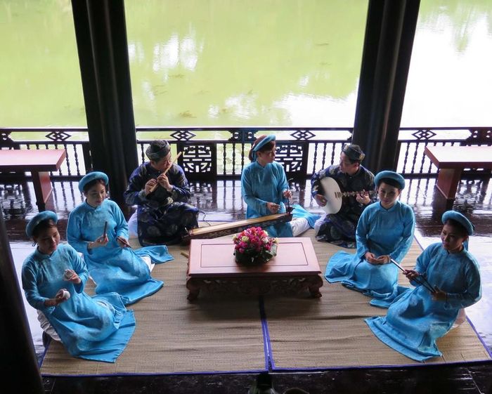 Biểu diễn Nhã nhạc Huế phục vụ khách du lịch tham quan lăng Tự Đức. Ảnh: Quốc Việt - TTXVN
