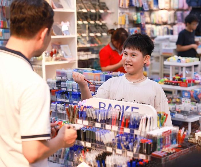 Phụ huynh, học sinh mua sắm đồ dùng học tập chuẩn bị cho năm học mới. Ảnh: Thanh Tùng - TTXVN