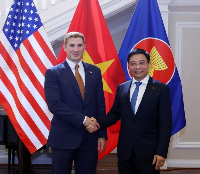 Phó Thủ tướng Nguyễn Văn Thắng và Thứ trưởng Ngoại giao Hoa Kỳ phụ trách kinh tế Jacob Helberg - Ảnh chinhphu.vn/Đức Tuân