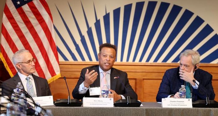 Ông Marc Mealy, Phó Chủ tịch điều hành kiêm Giám đốc chính sách (USABC) điều phối phần thảo luận - Ảnh chinhphu.vn/Đức Tuân