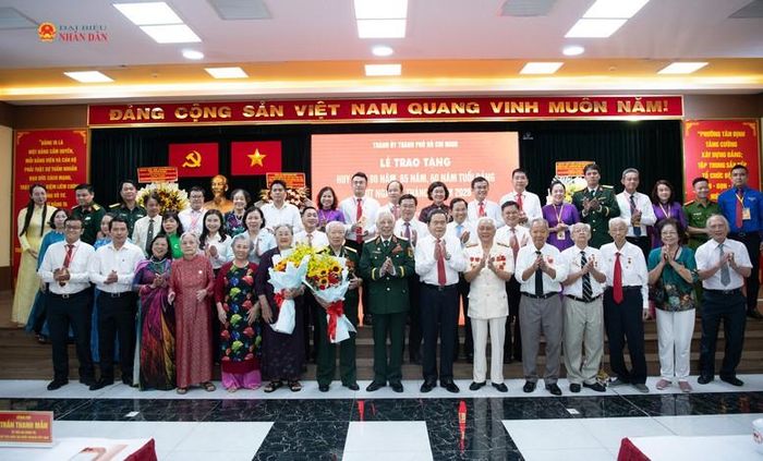Chủ tịch Quốc hội Trần Thanh Mẫn và các đại biểu cùng các Đảng viên nhận Huy hiệu 80, 65 năm, 60 năm tuổi Đảng - Ảnh: daibieunhandan.vn