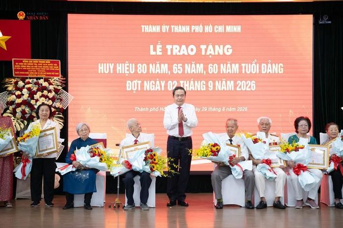Chủ tịch Quốc hội Trần Thanh Mẫn trao tặng Huy hiệu 65 năm, 60 năm tuổi Đảng cho các đảng viên thuộc Đảng bộ Thành phố Hồ Chí Minh - Ảnh: daibieunhandan.vn