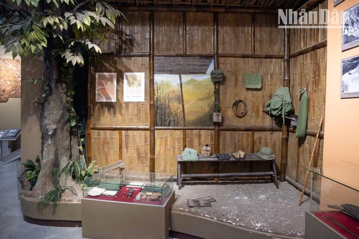 Không gian trưng bày trong nhà rộng 2.800m² với cách thiết kế ấn tượng và phong cách hiện đại. Toàn bộ khu vực phản ánh sinh động sự trưởng thành, lớn mạnh vượt bậc của Bộ đội Trường Sơn trên con đường huyền thoại.