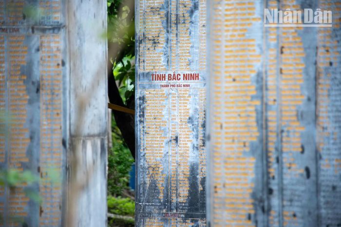 18 bia đá ghi danh gần 20 nghìn liệt sĩ của 56 tỉnh thành trên cả nước đã anh dũng hy sinh trên tuyến đường Trường Sơn huyền thoại.