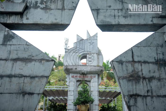 Với khuôn viên rộng gần 20.000m² cùng hệ thống hàng chục nghìn tài liệu, hiện vật lịch sử quý giá, bảo tàng được biết tới như một cuốn sử biên niên sống động bằng hình ảnh.