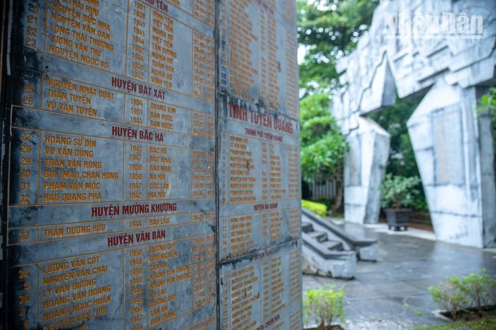 Tên các anh hùng liệt sĩ trên Đường Hồ Chí Minh được khắc tên trang trọng trên hệ thống bia đá tại khu hành lễ dâng hương trong khuôn viên bảo tàng.