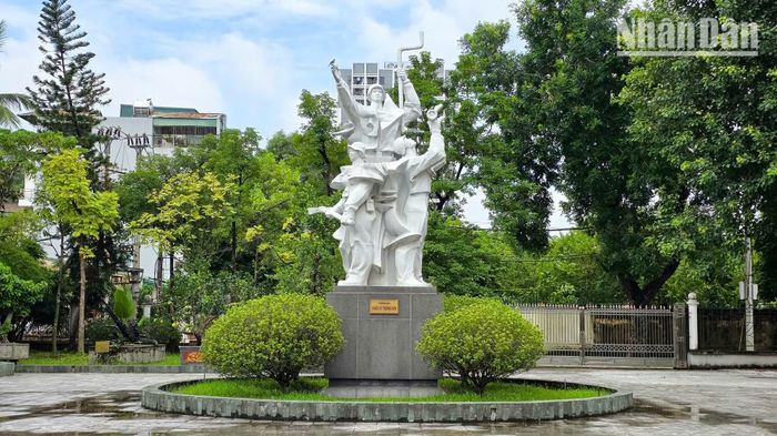 Tượng đài chiến sĩ Trường Sơn.