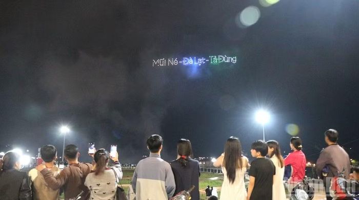 Những dòng chữ được tạo nên giữa không trung, tái hiện những điểm đến đặc trưng của Lâm Đồng.