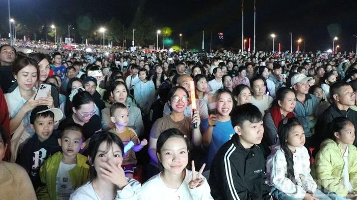Mặc dù thời tiết không thuận lợi, trời có mưa nhưng du khách và người dân vấn kéo về Quảng trường trung tâm Gia Nghĩa rât đông để tham dự lễ bế mạc.