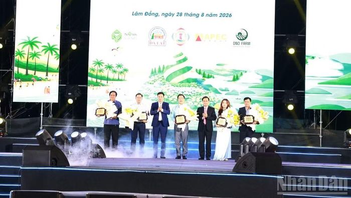 Lãnh đạo tỉnh Lâm Đồng trao tặng biểu trưng và hoa cho các đơn vị đồng hành.