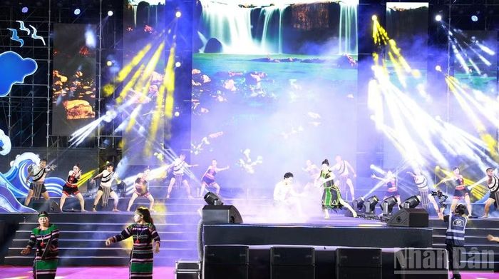 Nhiều tiết mục ca múa nhạc đặc sắc được biểu diễn trong đêm bế mạc.
