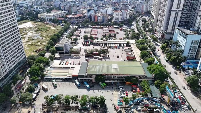 Lượng hành khách qua bến xe Mỹ Đình trong ngày cuối làm việc trước kỳ nghỉ lễ không quá đông đúc. (Ảnh: KHÁNH NGỌC)