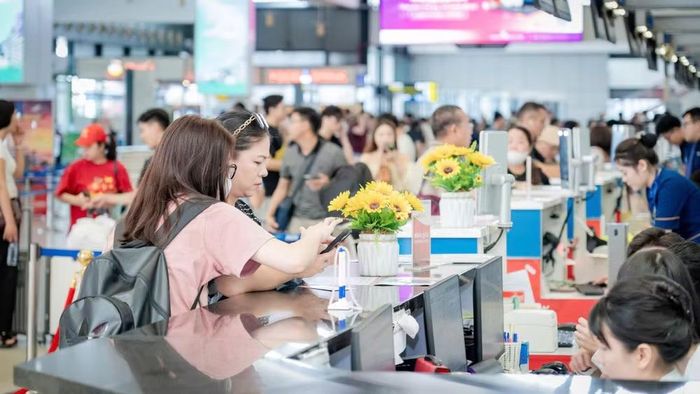 Hành khách làm thủ tục hàng không tại Cảng Hàng không quốc tế Nội Bài trong chiều 28/8. (Ảnh: PHAN CÔNG)