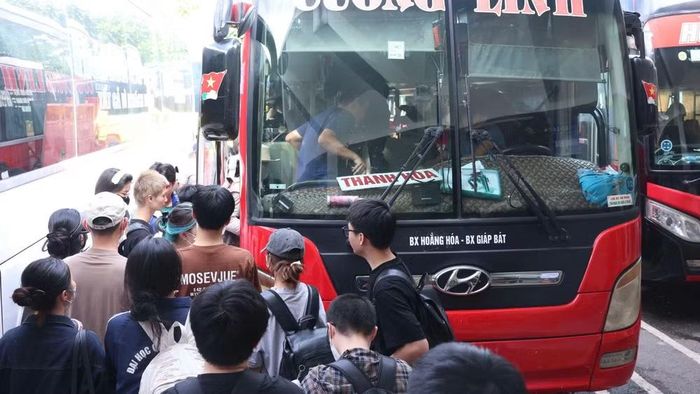 Hành khách lên xe về quê nghỉ lễ tại bến xe Giáp Bát, Hà Nội (Ảnh: HÙNG KHÁNH)