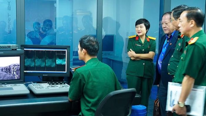 Thành viên Hội đồng tham quan, khảo sát kho phim và hệ thống số hóa của Điện ảnh Quân đội nhân dân. (Ảnh: ĐAQĐ)
