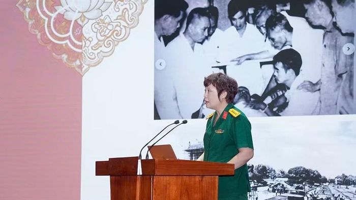 Đại tá, NSƯT Đặng Thị Thái Huyền, Phó Giám đốc Điện ảnh Quân đội nhân dân thuyết minh nội dung hồ sơ đề nghị ghi danh Bộ sưu tập phim tư liệu. (Ảnh: ĐAQĐ)