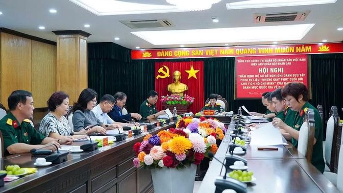 Các thành viên Hội đồng họp thẩm định, đánh giá hồ sơ. (Ảnh: ĐAQĐ)