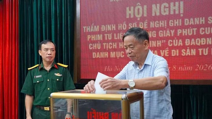 Đại biểu tham dự Hội nghị tiến hành bỏ phiếu. (Ảnh: ĐAQĐ)